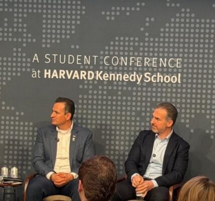 Adrián de la Garza participa en conferencia en Harvard sobre democracia y gobierno local