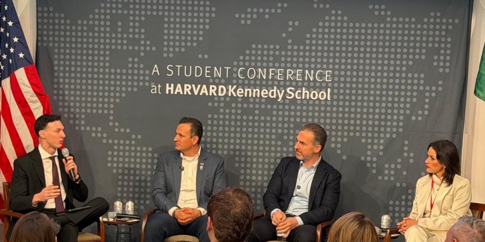 Adrián de la Garza participa en conferencia en Harvard sobre democracia y gobierno local