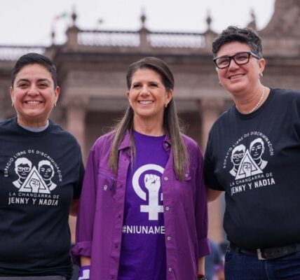 Martha Herrera escucha demandas de colectivas durante marcha del 8M