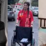 [VIDEO] Martha Herrera brinda apoyo a familia con material de curación y silla de ruedas