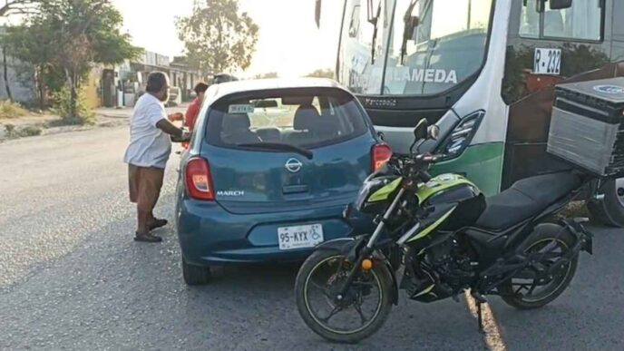 Choque en Escobedo causa congestión tras impacto de automóvil y camión