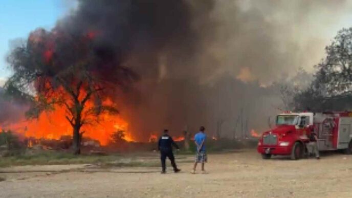 Fuego arrasa tejabanes en Santa Catarina, Nuevo León, causando pérdida significativa