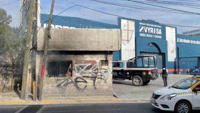 Incendio en inmueble abandonado moviliza emergencia en Escobedo
