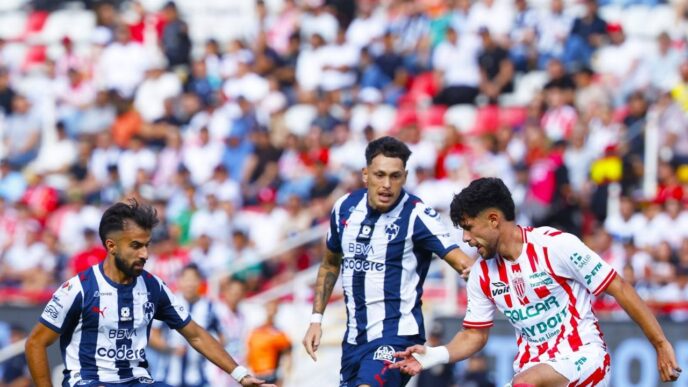 Rayados cae ante Necaxa en un duelo decisivo con 10 hombres