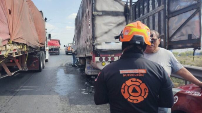 Incendio en camión de 3.5 toneladas en Apodaca genera alarma