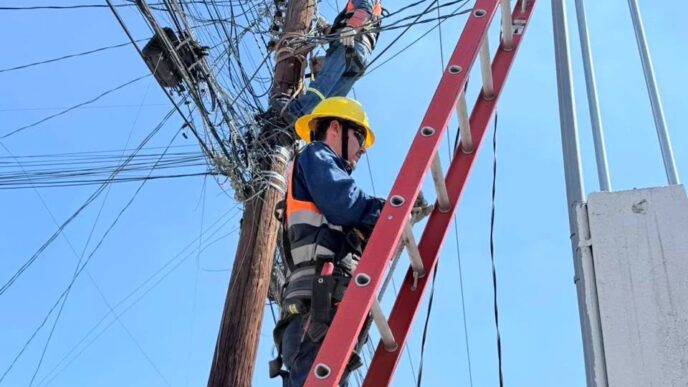CFE moderniza red eléctrica en Nuevo León con 79% de avance