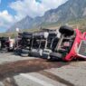 Lesiones en operador tras volcadura de tráiler en Monterrey-Saltillo