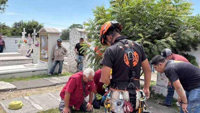 Persona sufre accidente al caer en tumba del Panteón Jardines del Recuerdo
