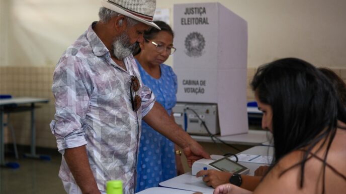 Lula denuncia obstáculos y juez extiende votación en Brasil
